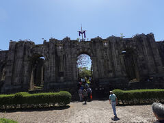 大聖堂跡（１８５８年、建設したが、完成前に地震で崩壊した。１８７０年に再び、建設した。ドイツ人が設計したロマネスク様式の教会。１９１０年５月の大地震で崩壊。）