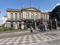 国立劇場（１８９０－１８９７年に掛けて建設。コーヒー貴族がパリのオペラ座を模して造ったが、４年でお金が無くなった。その後、コーヒー税で造った。（３０％はコーヒー貴族　７０％は国民が負担）８００席で１－３Ｆまであり、１Ｆがせり上がり、舞台になる。大統領の就任式も行われる。オペラやコンサートに使われる。）