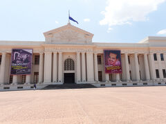 文化宮殿（正面）（１９４０年築の元政治の中心であった。この下２ｋｍに地震のプレートがある。１９７８年にFSLNの数名が国会議員のほぼ全員を人質に取り、８４名の政治犯の釈放をソモサ大統領から取った。当時、ソモサ大統領の宮殿になっていた。今は国立博物館の役割となっている。