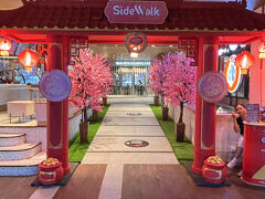 昨年春、バリ島に向かう機内でお隣に座っていた
バリ通の方から教わったジンバランのサイドウォーク。
こちらの韓国料理店が美味しいと教えてもらいました。