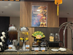 ホテルに戻り段ボール用にテープを貸してとお願いすると
けんもほろろに『ない』と。
こちらのレセプションのスタッフさんて
前回もだったけどクールです。

チェックアウトの時にもう一度お願いすると
工事関係者を呼んでくれ梱包してくれました。
日本のホテルのように何でも調達できるわけではないと反省です。