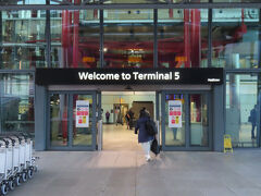出発はターミナル５から。2008年に開業し、主にブリティッシュ・エアウェイズの専用ターミナルとして利用されていますが、アメリカン航空とイベリア航空もここから発着なので、乗り継ぎは（本来なら）スムーズなはず。ちなみにJALはターミナル３を使用しています。