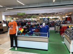 午後から最後の買い物に出かけます。

先ずは今回の旅で毎日のように通った近所のビックシー エクストラ オンヌット店へ向かい上の階の日用品コーナーで追加で自分用のTシャツを買い足します。

だって1枚89THBセールしてるんです。