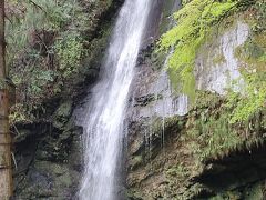 　直ぐ近くにある、高さ約40ｍの「琵琶の滝」です。雨が降っており、何時もより水量が多いと思われます。