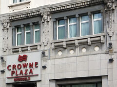 今日のお泊りはこちらのCROWN PLAZA BRUSSELS LE PALACE。5時過ぎには到着。ふう
お、この壁面の顔ってアールヌーボーっぽい♪