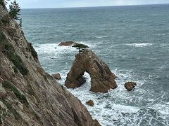 日本にはジオパークと呼ばれる場所が48ヶ所あるそうです。
その中でも特にすごいとされる世界ジオパークに認定されているのは10ヶ所。私があと他に行ったことあるのは洞爺湖・島原半島・阿蘇・伊豆半島あたりでしょうか。

写真は「千貫松島」
離れ岩でトンネルのように穴があいています◎