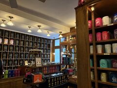 
紅茶の老舗マリアージュ フレールに来ました。ここが本店です。

お店に入ると、綺麗な日本語で迎えられてびっくりしました。日本育ちの店員さんだそうです。
お茶の好みを伝えやすく、いい買い物ができました。

