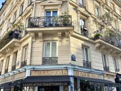 
大好きなブーランジェリーのひとつ、「デュ パン エ デジデ」に来ました。クラシックで綺麗な店構えです。

