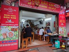 このお店はミシュランの星がついてるブンチャーのお店。
「ブンチャーダックキム」。
お店の周りにはいい匂いが漂ってました。でも、中で食べるのは落ち着かないかな…(^_^;)