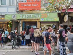 この待っている人がたくさんいるお店ははハノイの旧市街で有名のバインミーのお店「バインミー25」。食べてみたかったですが、この大勢の人を見てやめました…