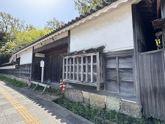 門は閉ざされており、中には入ることはできないようです。

明石藩の歴代家老や重臣の屋敷だったところです。
近くにあった、船上城からの移築だそうです。
船上城は高山右近が城主だったお城でした。


