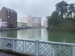 蕎麦屋の近くで偶然初めて見た、福井城のお堀