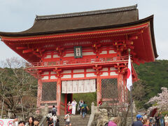 仁王門

清水寺の正門。応仁の乱によって焼失したが、16世紀初めに再建された。