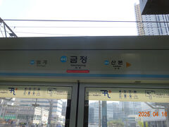 電車を待っていたら、お爺さんに声をかけられた。
「すみません。日本語しか話せなくて」といった。
それを聞いた若い女性が「日本人ですか？」と声をかけてきた。

その方は、ファソにある大型ショッピングセンターに勤めていて、出勤の途中だという。
美しい女性だった。
ファソ駅まで車内でお喋りした。
日本語とPapago翻訳で会話。
楽しかった！！！