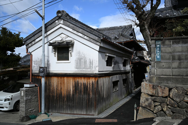 平面（ひらめん）にも窓を開けた土蔵は珍しいですね。