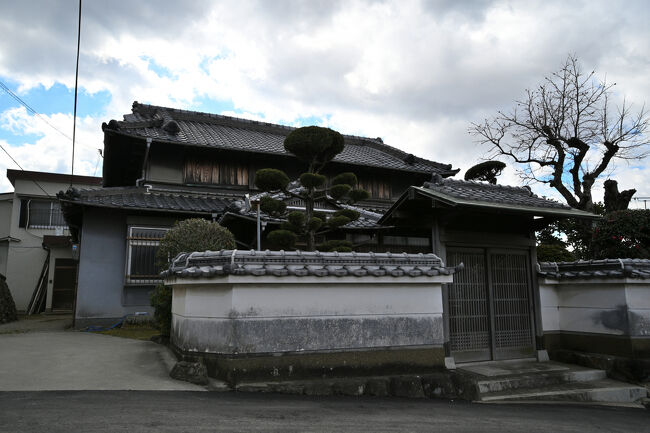 重厚な土塀と晒葺きの軽快な門が、絶妙なバランスで釣り合っています。