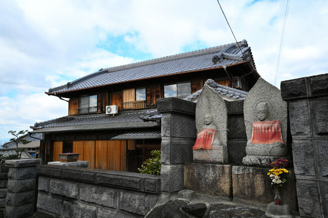 町家に祀られた二体の地蔵尊。