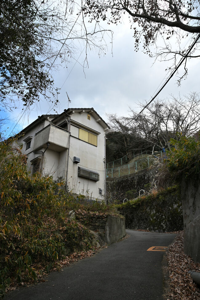 十三峠へつづく十三街道の道筋です。