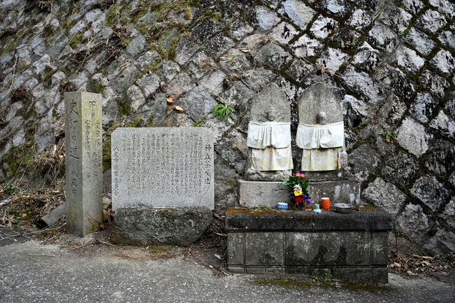 「神立茶屋辻」の説明書と33ケ所ある地蔵尊の内の十番目の地蔵尊。