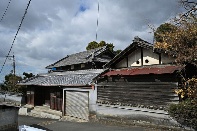 立派な長屋門を構えた町家です。