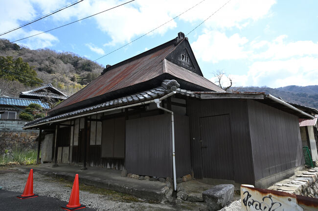 妻面には「水」の字が浮き上がっています。