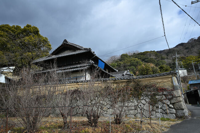 坂道の勾配を吸収するために石垣をめぐらせた町家です。