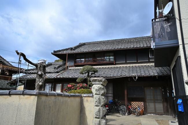 こちらの町家も2階の窓に木製手すりを付けておられます。