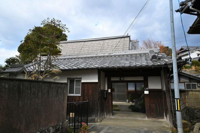 長屋門の奥に大和棟造りの町家が建っていました。