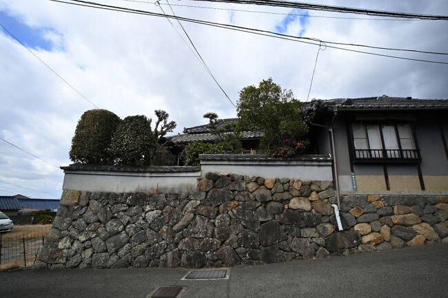 石垣の高さに変化を持たせた町家です。