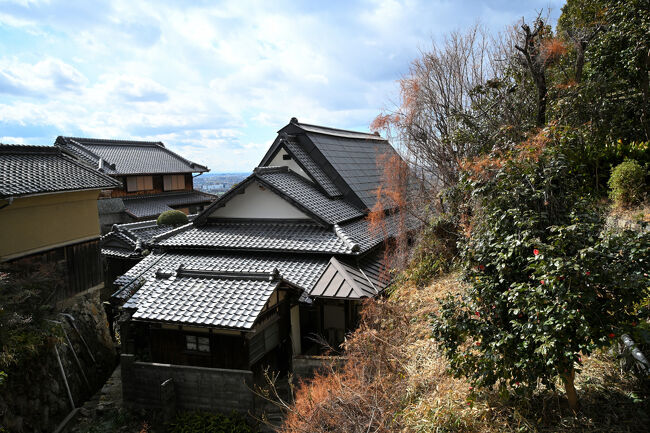 何気なく坂道から見下ろした先にあった大和棟造りの町家です。