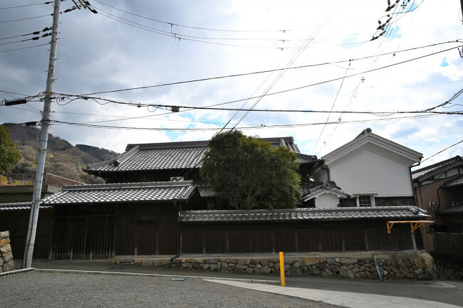 長屋門に外格子を設けた町家です。