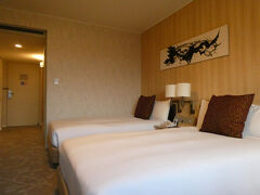 ホテル日航成田にチェックインしました。部屋はエグゼクティブ・ツインで広め、料金は￥19,500でした。
昨年７月にベネルクス三国とドイツを巡った際のホテル代は3～4万円程度でしたので、ヨーロッパに比べればまだ高くありません。