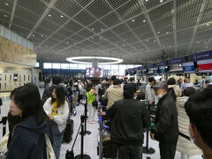 10分程でバスは空港第一ターミナルに到着。ツアー会社の担当者と指定場所で会って、航空券の電子チケットなどを受け取りました。

最初に搭乗するのはホーチミン行きのベトナム航空です。出発まで2時間以上もありますが、既にチェックインカウンター前には長蛇の列が出来ていました。