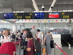 ベトナム航空エコノミーのチェックイン・カウンター、10分程度行列に並んで搭乗手続きとなりました。受付はカンボジアの方で、会話はカタコト英語でした。
スーツケースを預けたら、受付が「この後、少し進んだ先にあるチェック・カウンターに立ち寄って下さい」とのこと。
「何だろう？」思いましたが、カウンターに立ち寄ると、複数のスーツケースが並べられており、私達のスーツケースもありました。カウンター係員が画像を示しながら、スーツケースを開けるようにとのことでした。目覚まし時計とシェーバーの「乾電池」がX線検査に引っかかったようです。係員が現物確認してOKとなり、スーツケースを閉じて再度の預け入れとなりました。

シェリムアップ・アンコール空港は、中国の援助で2023年に開港した新しい空港です。Ｘ線検査装置も最新の高感度型で目覚まし時計とシェーバーの単４乾電池がＸ線像に映ったようです。リチウム電池を預け入れスーツケースに入れることは禁止されていますが、発火性のない従来型電池は特に問題ないはずですが、最近の電池は従来型かリチウム電池の区別がつき難くなっています。
預け入れスーツケースに電池付きの機器を入れるのは避けた方が良さそうです。