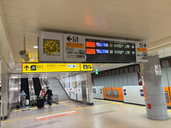 成田空港ターミナルの地下にある京成スカイライナーホームに移動しました。10:16発の上野行きに乗車予定。気温が30℃以上あったカンボジアに比べ、ここは20℃以下で快適です。「帰ってきたなー」という感じです。

今回のアンコールワット遺跡観光では、往復ともベトナム航空のエコノミーを利用しました。行きのNRT-SGN便には若干の空席があり、途中乗り換えしたホーチミン空港での乗り継ぎ時間は2時間ほどで、ほぼ快適でした、これに対し帰国便でのホーチミン空港乗り継ぎ時間が4時間もあり、更に出発が1時間遅れました。航空機も満席で、SGN-NRTは殆ど眠れない深夜便、疲れを感じました。「行は良いけど、帰りは少し残念・・」の印象でした。
