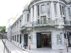 バスに乗って次の見学ポイントへ。
お、パレデボザールだ。アールデコスタイルですけど、ここもマンガ博物館と同じオルタ設計なんですよね。ずいぶん違うなあ。
車窓から見えるところを、いろいろガイドさんが説明してくれていたと思うんですけど、建物に気を取られていると全然頭に入ってこないんですよね。ははは