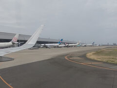 羽田空港から関西空港までの直線上の距離は遠くないのですが、飛行経路としては和歌山付近まで飛んだあと、斜め右に空港が見えているのに、それを見ながら左に進路を変えて、徳島県阿南市付近まで飛んだあと、右旋回して、今度は淡路島上空を飛んで右に空港を見ながら大阪湾上空を飛んで、堺市沖で右旋回をして、高度を下げながらやっと空港に到着☆

なので、着陸まで結構な時間がかかります。そして燃費も。