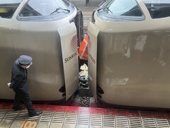 岡山駅到着
左側が瀬戸号　右側が出雲号　先に瀬戸号が発車しますので出雲号に乗車した人、岡山で下車した人が見れる特権