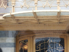 バスに戻り、オルタ美術館の前でちょこっとだけストップ。あ、バスから見るとちょっと視点が高くなりますね。
オルタデザインの鉄細工って、植物がうねうねというよりも、リボンがくねくねって気がする。パリの地下鉄をデザインしたギマールとはそこがちがうなあ。