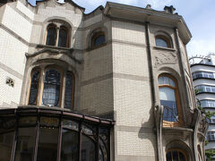 予告通り「ほてるあのん」へ。
当時は、写真美術館になっていたアノン邸(Hôtel Hannon)は、アールヌーボーツアーの定番のようですね。
え～っと、こちらは1902年にJules Brunfautの設計で建てられています。