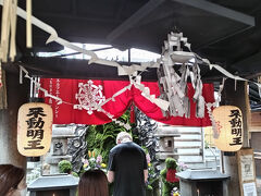 「天龍山 法善寺」
コケで覆われた不動明王☆

外国人も不思議そうな感じで水をかけて、手を合わせていました。笑