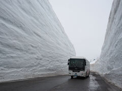 雪の大谷と、この富山からのバス