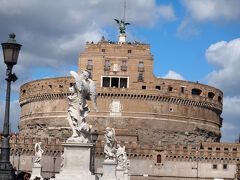 暫し休憩ののち、サンタンジェロ城へ。ナヴォーナ広場からは、意外に近く、徒歩で15分もかからず。サンタンジェロ橋の上も、観光客で大混雑していました。テラスの展望台に上ろうかと思いましたが、こちらも行列ができていたので、今日はパスし、バチカンへ。
