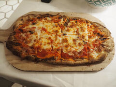 ピザは、2人ががりでも食べきれないくらい、巨大サイズで驚きです。味はまずまずでしたが、初日の夕食としては、やや物足りなかったような。。。明日の夕食に期待しましょう。