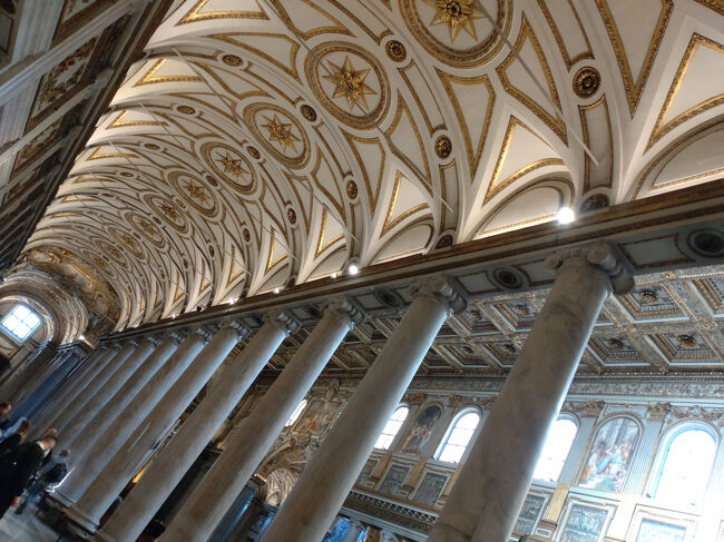 電気のない時代に、日差しが多く差し込む工夫がなされている。