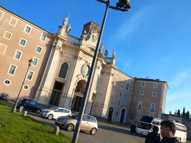 サンタ クローチェ イン ジェルザレンメ聖堂。<br />イエスキリストが十字架に架かった際の聖遺物があることで有名な教会。外観は明るい。<br />