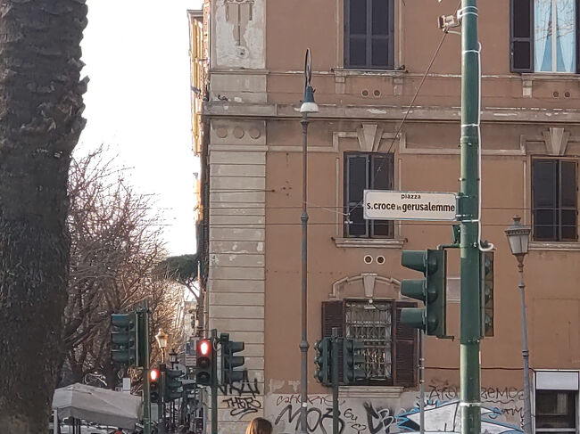 サンタ マリア マッジョーレ大聖堂から徒歩圏。12時45分～15時30分は入場不可でした。