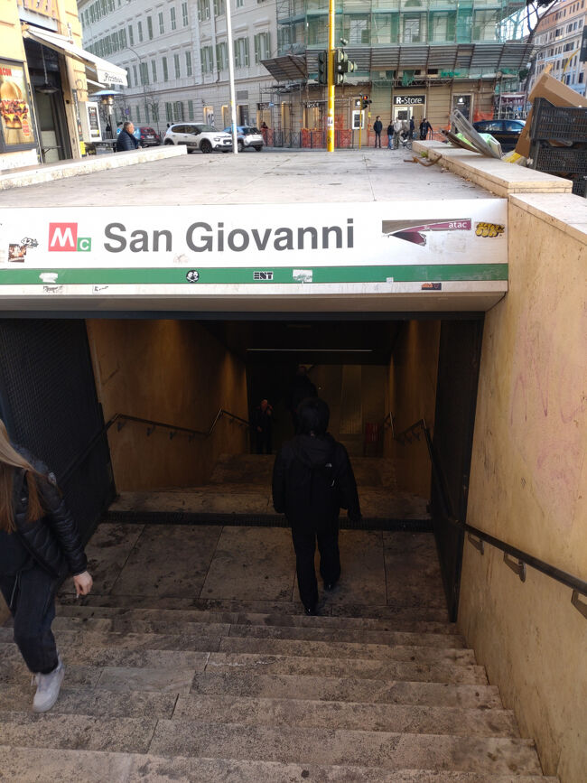 地下鉄A線 San Giovanni駅。バリアフリーではないですね。<br />タッチ式クレジットカード (VISA、Masterなど)で、改札に入られます。JCBは当時非対応でした。