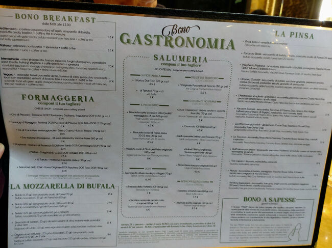 パスタ、ピザはEUR15.00前後くらい。お隣のテーブルが大家族で数々のメニューを注文していた。とても羨ましいが、こちらは少人数なので、数皿注文。