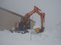 少しガスってきたので、そろそろ下ります
ホテル立山の周りを機械で雪かきしてる